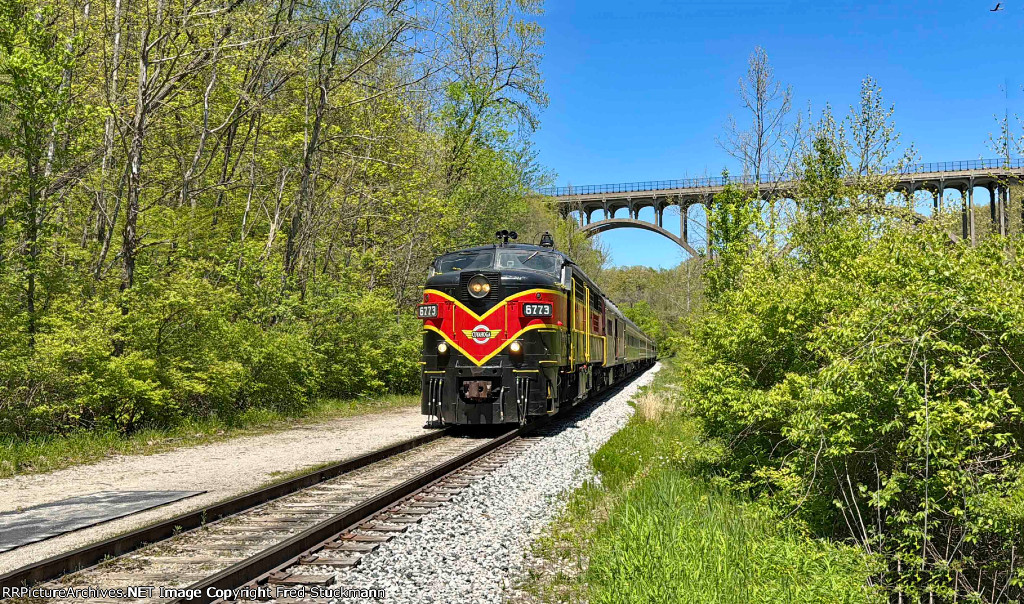 CVSR 6773 leads the southbound out from under Rt. 82.